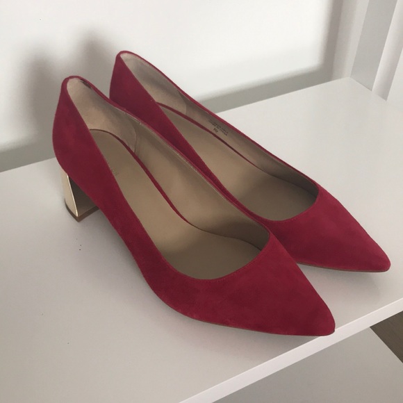 Ann Taylor Shoes - Ann Taylor Red Pointed Toe Heels with Gold Heel Ann Taylor Shoes - Ann Taylor Red Pointed Toe Heels with Gold Heel